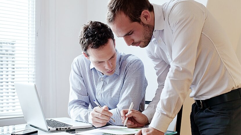 dois executivos lendo um documento