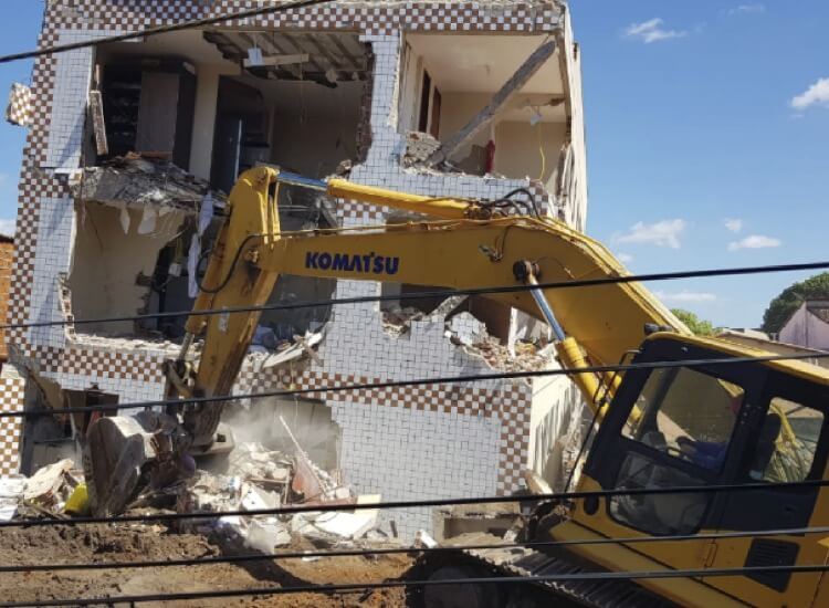 escavadeira komatsu realiza processo de demolição com segurança em construção
